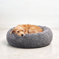 Hund ruht im dunkelgrauen Hundebett WOLKE