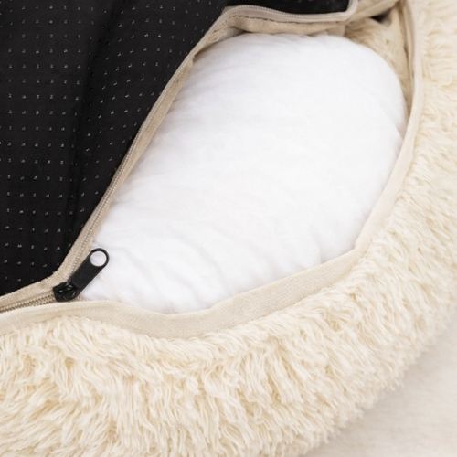 Detailaufnahme des abnehmbaren Bezugs vom cremefarbenen Hundebett