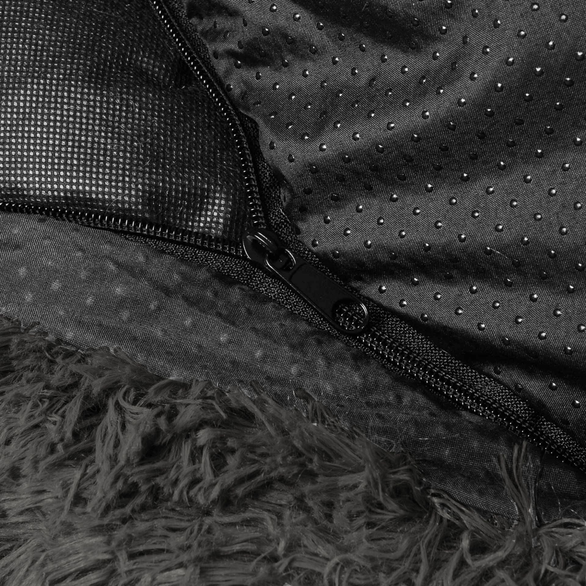 Detailaufnahme des abnehmbaren Bezugs vom schwarzen Hundebett Wolke