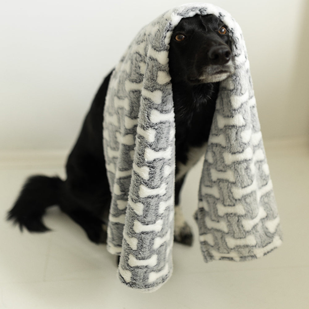 Flauschige Fleece Hundedecke im karierten Muster auf Sofa