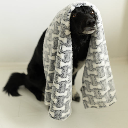 Flauschige Fleece Hundedecke im karierten Muster auf Sofa