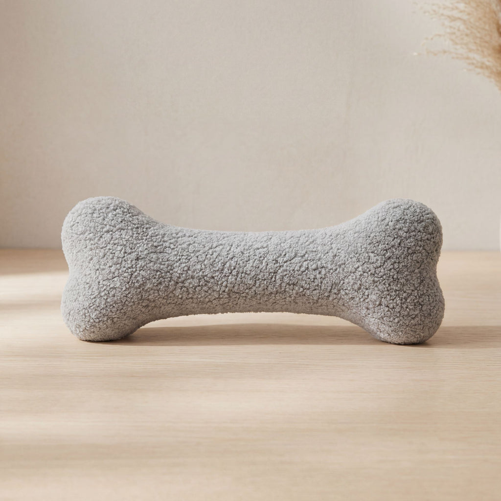 Weiches Hundespielzeug in Knochenform aus Bouclé-Stoff in Grau – langlebig und angenehm für Hunde