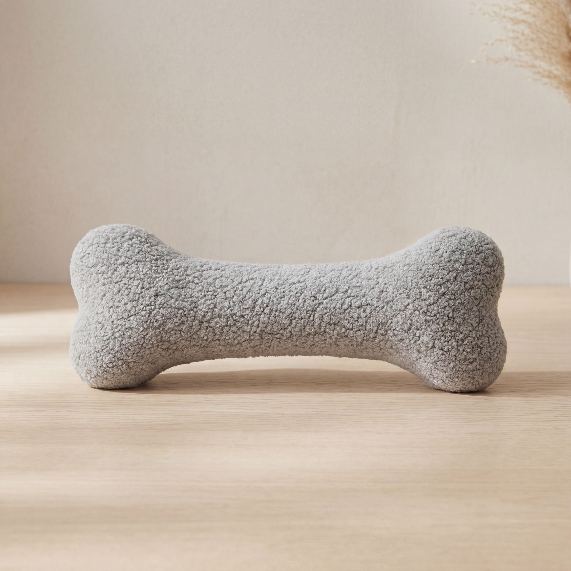 Weiches Hundespielzeug in Knochenform aus Bouclé-Stoff in Grau – langlebig und angenehm für Hunde