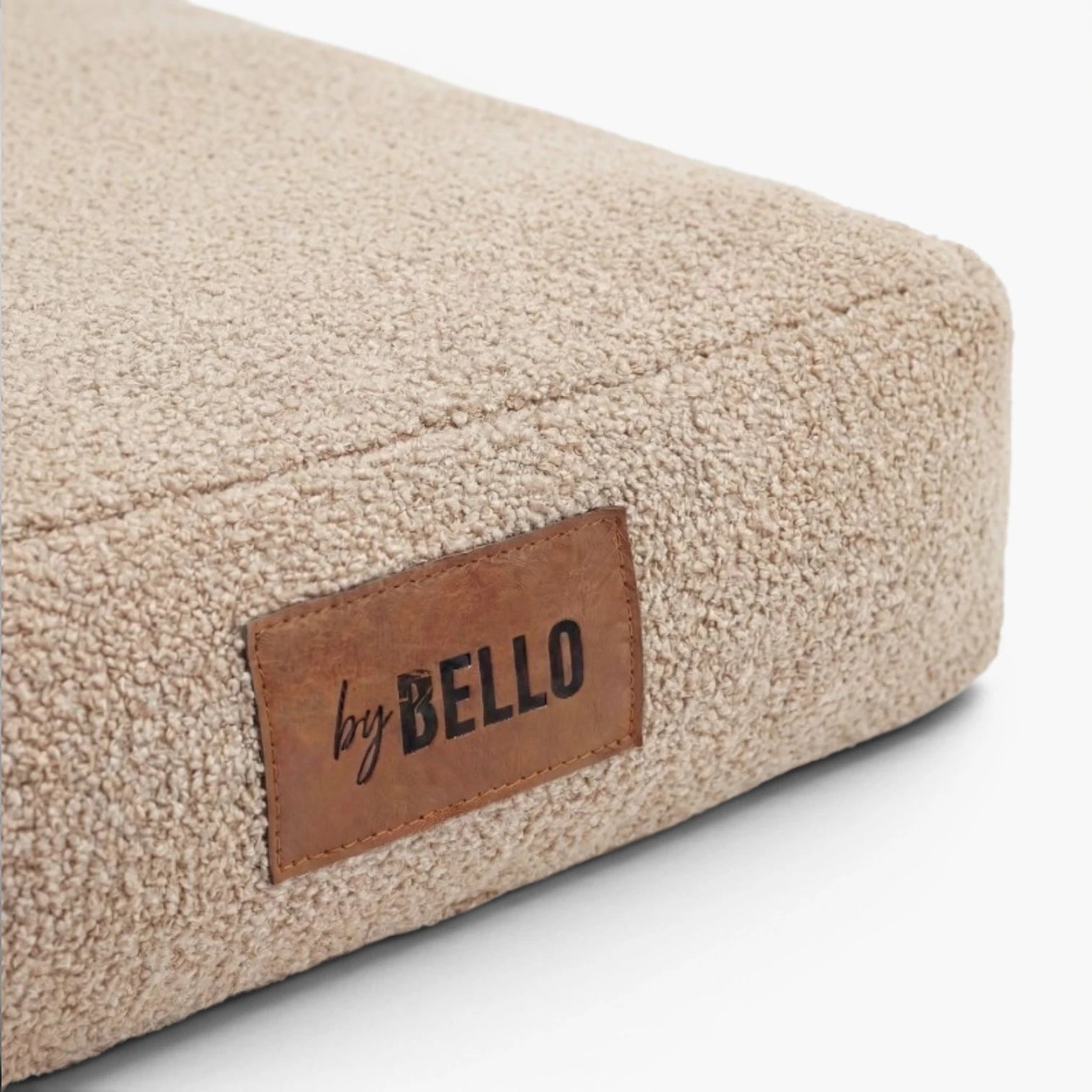 Detail der orthopädischen Hundematratze mit weichem Bouclé-Bezug in Beige