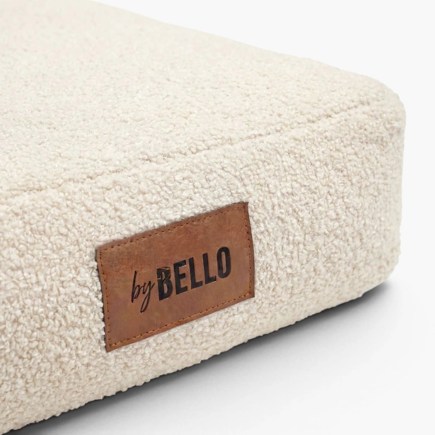 Nahaufnahme des weichen Bouclé-Bezugs der Hundematratze in Creme